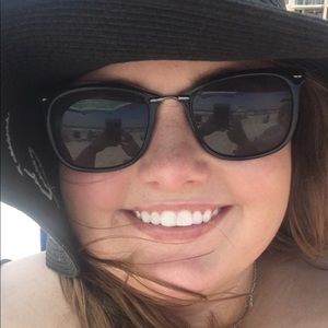 Meet your Posher, Larissa